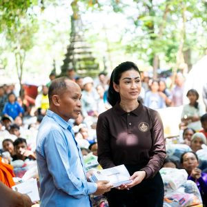 ធនាគារ វីង និងសមាជិកក្រុមហ៊ុនរ៉ូយ៉ាល់គ្រុប ប្រគល់អំណោយដល់យោធិន និងគ្រួសារជនភៀសសឹកនៅខេត្តសៀមរាប