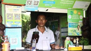 ភ្នាក់ងារវីងមួយរូបមានមោទនភាពដែលខ្លួនបានរួមចំណែកផ្តល់សេវាហិរញ្ញវត្ថុដល់ប្រជាពលរដ្ឋនៅតាមជនបទ